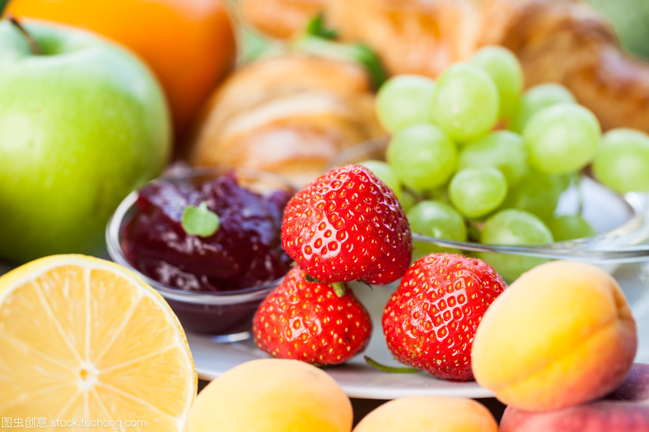 牛角包、生鮮水果與化妝品 日常生活中的精致與健康