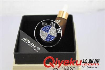 DAD鑲鉆出風口 汽車標志風口香水 奔馳出風口香熏 空調出風口香水-饒平縣海山路士達汽車裝飾用品經(jīng)營部提供DAD鑲鉆出風口 汽車標志風口香水 奔馳出風口香熏 空調出風口香水的相關介紹、產(chǎn)品、服務、圖片、價格饒平縣海山路士達汽車裝飾用品經(jīng)營部、汽車防爆膜;汽車改裝件;LED燈;汽車飾品;汽車香水;車載小電器;車衣